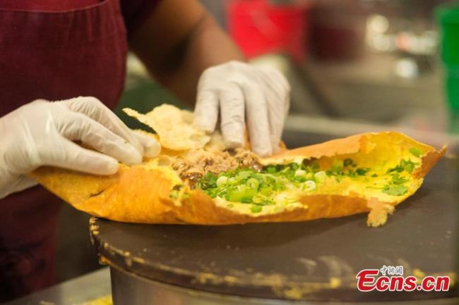 La crêpe traditionnelle chinoise jianbing séduit les New-Yorkais