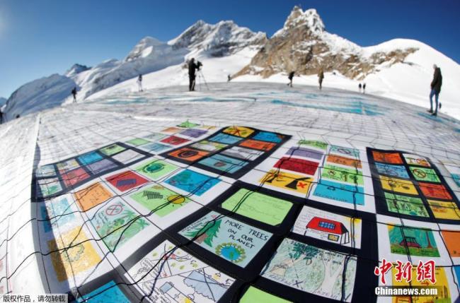 Suisse : la plus grande carte postale du monde au sommet du Jungfrau