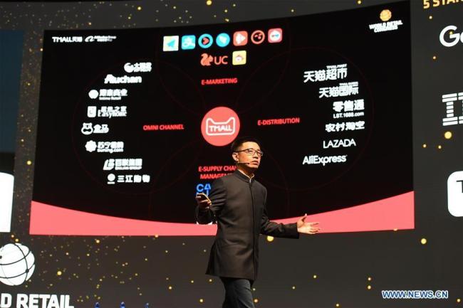 Jing Jie, président d'Alibaba Tmall, prononce un discours lors du Congrès mondial de la vente au détail à Madrid, en Espagne, le 17 avril 2018.