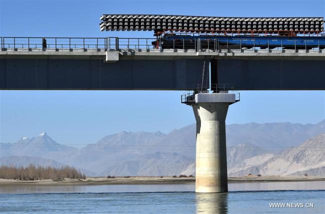  Construction de la section Lhassa-Nyingchi du chemin de fer Sichuan-Tibet, à Gonggar, district de la région autonome du Tibet, dans le sud-ouest de la Chine, le 26 novembre 2018. (Photo : Chongo)