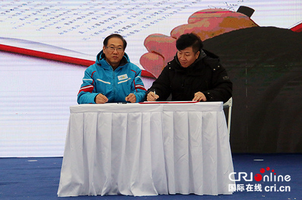 La signature d’un mémorandum sur la coopération touristique entre Beijing et Zhangjiakou (photographe : Yang Bin)