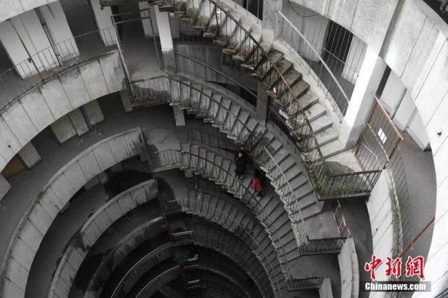 Chongqing : quand un bus traverse un édifice en spirale