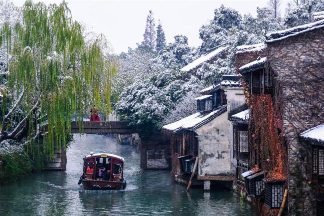 Paysage enneigé de Wuzhen, à Tongxiang, dans la province chinoise du Zhejiang (est), le 9 décembre 2018. Le bourg ancien de Wuzhen a été touché par les chutes de neige de grande ampleur accompagnant un front froid à Tongxiang. (Photo : Xu Yu)