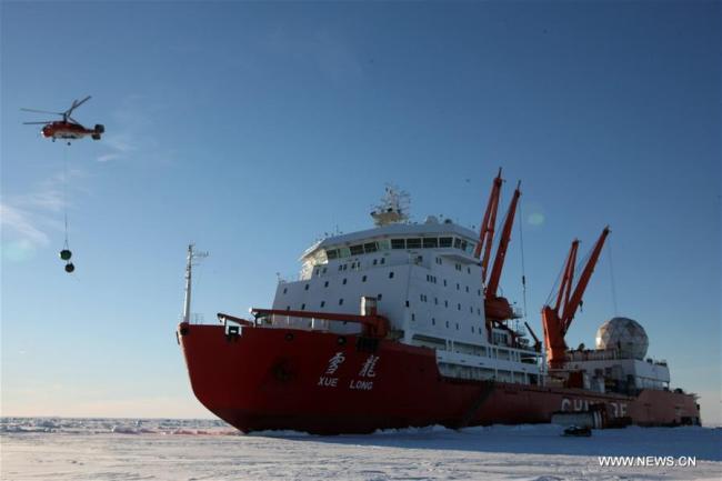 Des membres de l'équipe de l'expédition de recherche en Antarctique déchargent du matériel du brise-glace chinois Xuelong en Antarctique, le 6 décembre 2018. L'équipe de la 35e expédition de recherche en Antarctique de la Chine a achevé vendredi la première phase de l'opération de déchargement de matériel. Au total, 1,605 tonnes de fournitures diverses ont été transportées depuis le brise-glace chinois Xuelong . (Photo : Liu Shiping)