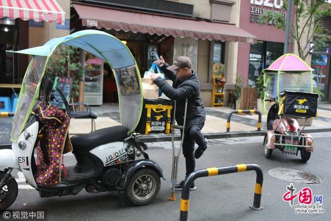 Le courage d'un livreur handicapé de Chongqing