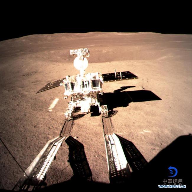 Le nouveau rover lunaire chinois laisse la première "empreinte" sur la face cachée de la Lune