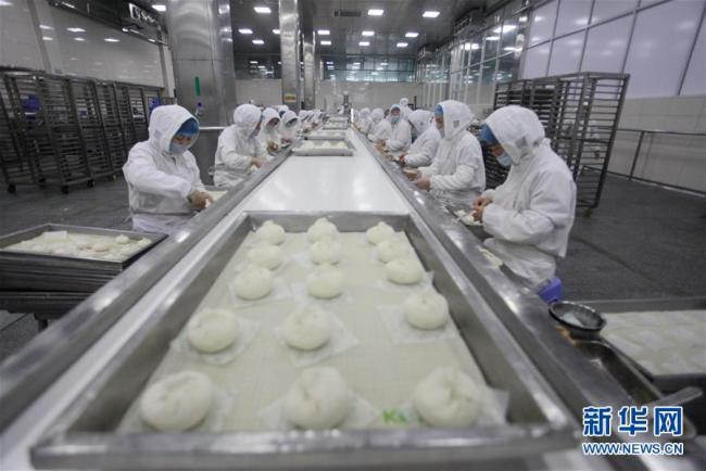 A l'approche de la Fête du Printemps, les baozi de Yangzhou se vendent, c’est le cas de le dire, comme des petits pains, ces derniers étant un met favori des Chinois pour cette fête familiale. Photos prises le 7 janvier, montrant la fabrication des baozi (petits pains farcis à la vapeur).