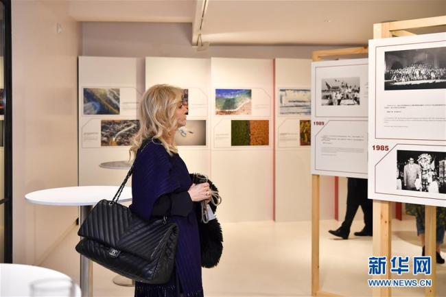 Paris : ouverture d'une exposition photo sur les 40 ans de la réforme et de l'ouverture de la Chine