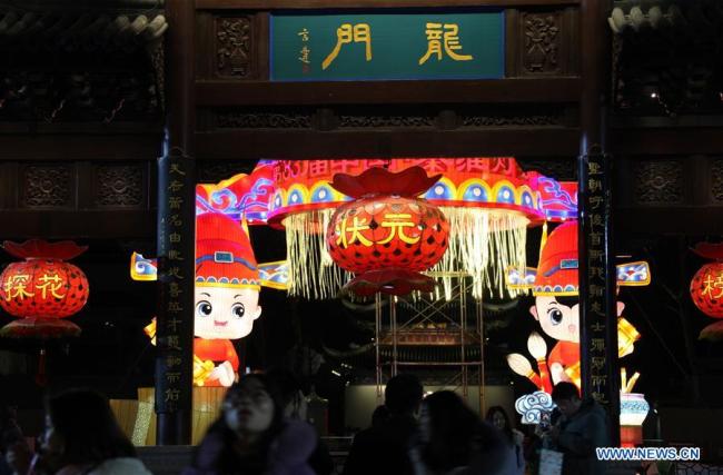 Des visiteurs regardent des lanternes à Laomendong, une zone historique à Nanjing, capitale de la province chinoise du Jiangsu (est), le 15 janvier 2019. La Foire de lanternes de Qinhuai sera ouverte officiellement au public du 28 janvier au 22 février. (Xinhua/Sun Zhongnan)