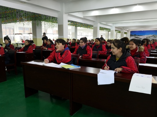 Lutte contre le terrorisme : les journalistes étrangers visitent le centre de formation professionnelle au Xinjiang