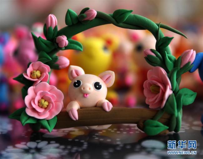 Une série de figurines en argile à l’effigie de cochons, réalisées par l’artiste Jiang Xuejie, seront bientôt exposées dans un centre culturel à Rongcheng, dans la province chinoise du Shandong, pour célébrer l’année du Cochon.
