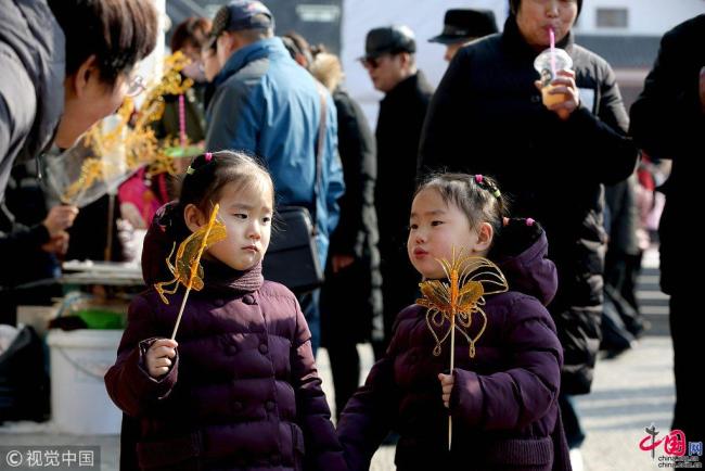 Aller à des foires pendant la fête du Printemps reste une des activités préférées des Chinois. La plupart des foires offrent des spectacles culturels et une variété de snacks traditionnels. Voici une série de snacks populaires dans les foires du Nouvel An chinois.