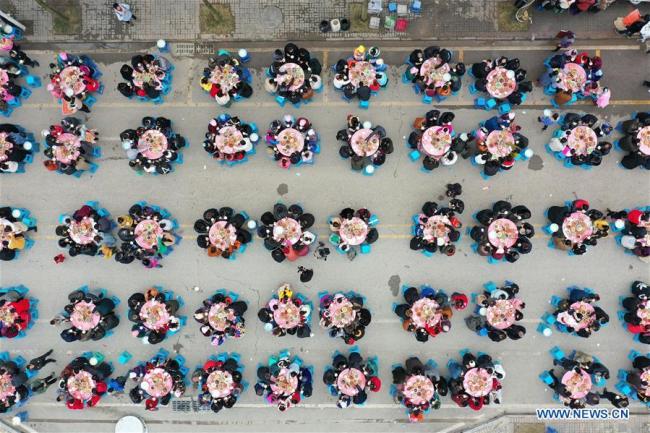 Photo aérienne d'habitants d'une communauté de réduction de la pauvreté prenant un repas à l'approche de la fête du Printemps, dans le district de Huishui de la préfecture autonome Buyi et Miao de Qiannan, dans la province chinoise du Guizhou (sud-ouest), le 31 janvier 2019. (Photo : Zhang Hui)