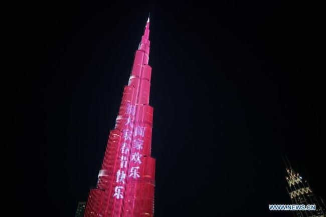 Dubaï : le plus haut bâtiment du monde offre un spectacle de lumière pour célébrer le Nouvel An chinois