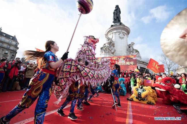 Des artistes donnent une représentation de danse du lion pour célébrer le Nouvel An lunaire chinois sur la place de la République à Paris, en France, le 10 février 2019. (Xinhua/Jack Chan)