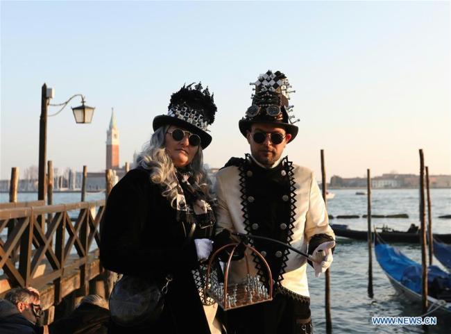 Des participants au Carnaval de Venise à Venise, en Italie, le 17 février 2019. Le Carnaval de Venise 2019 a débuté samedi et durera jusqu'au 5 mars. (Xinhua/Cheng Tingting)