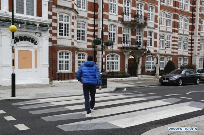 Photo prise le 1er mars 2019 montrant un passage piéton en « 3D » à Londres, en Grande-Bretagne. Selon la BBC, le premier passage piéton en « 3D » en Grande-Bretagne, peint sur une route dans le nord-ouest de Londres, a pour but de ralentir la circulation. (Xinhua/Han Yan)