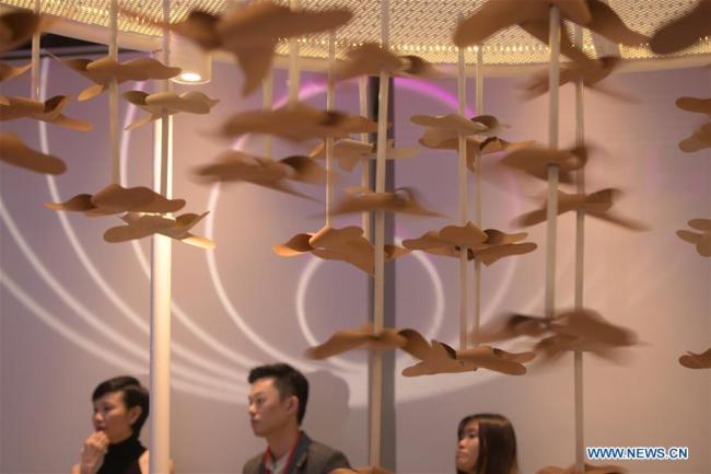 Des visiteurs regardent des objets exposés lors de la cérémonie d'ouverture de la Semaine du design de Singapour, au Centre National du Design à Singapour, le 4 mars 2019. (Xinhua/Then Chih Wey)