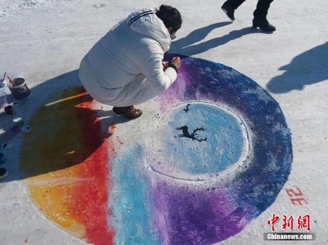 Ciel étoilé, forêts, rennes... Les participants du concours de peinture sur glace et neige font preuve d’une imagination infinie. Le canton de la minorité Evenki d'Aulunguya de la ville de Hulunbuir, au nord-est de la Mongolie Intérieure, est connu comme « la dernière tribu des cerfs de Chine ».