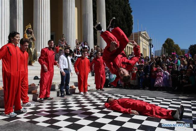Des gens participent à des activités organisées dans le cadre d'un carnaval dans le centre-ville d'Athènes, en Grèce, le 10 mars 2019. (Photo : Marios Lolos)