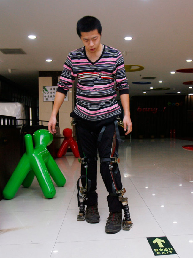 Zhang Long présente son dispositif d'exosquelette, qu'il a en grande partie fini de développer en 2017. (Photo Li Hongzhou / pour chinadaily.com.cn)