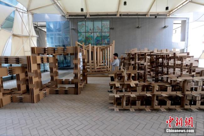 Des modèles d’architecture en carton exposés dans un musée universitaire à Xi’an
