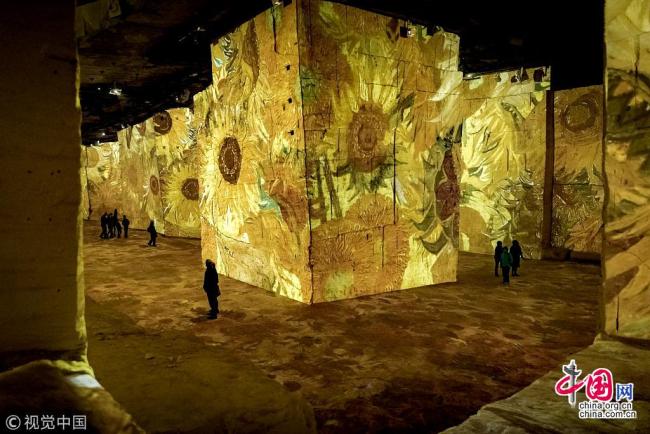 L’Atelier des Lumières de Paris propose aux visiteurs une promenade dans l’univers de Van Gogh avec une exposition immersive baptisée « Van Gogh, la nuit étoilée », qui durera jusqu’au 31 décembre 2019.