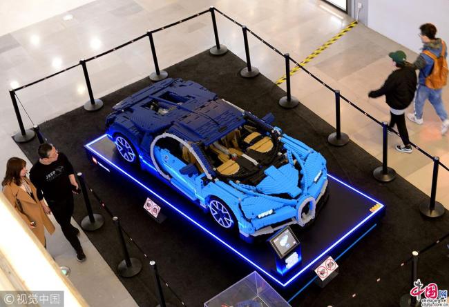 Photo prise le 20 mars à Shenyang. Une reproduction d’un coupé Bugatti en cubes de construction est apparue dans la zone commerciale de Dongzhongjie à Shenyang, dans la province du Liaoning. Pesant 1130 kg, la maquette a été construite à l’échelle 1/8 de la voiture réelle.