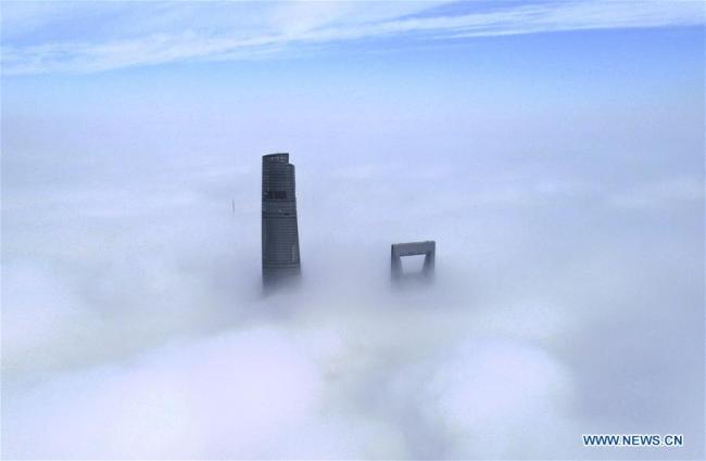 Chine: la Tour de Shanghai enveloppée par un épais brouillard