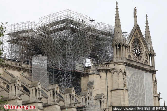 Le 23 avril 2019, les ouvriers placent des bâches géantes sur la cathédrale Notre-Dame de Paris pour protéger son intérieur de la pluie prévue à Paris. [Photo / Sipa]