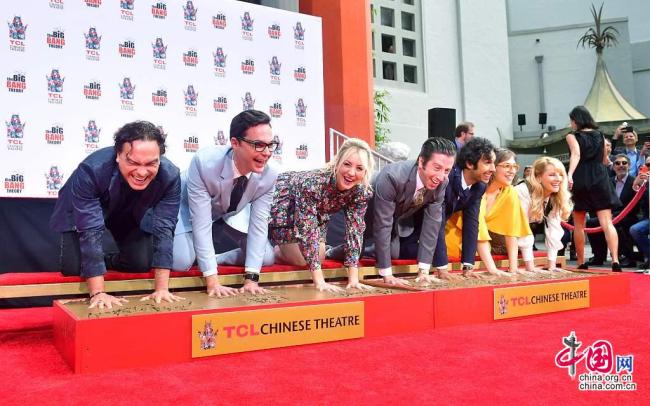 Les stars de « The Big Bang Theory » immortalisent leurs empreintes de mains à Hollywood