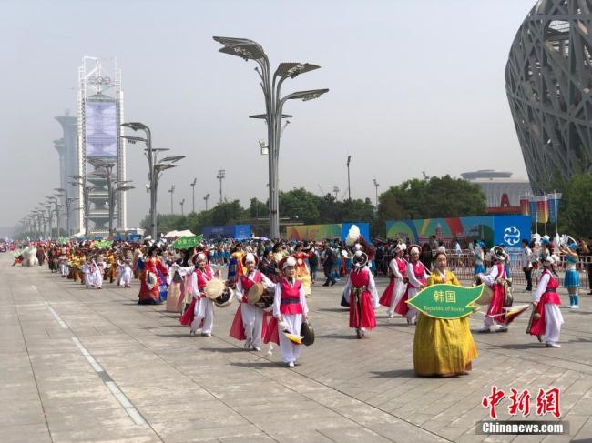 Beijing : tenue d'un défilé culturel asiatique