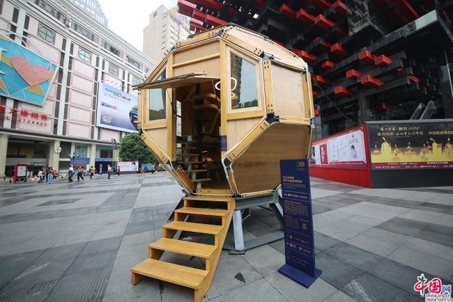 Une libraire en forme de capsule apparait dans la rue à Chongqing
