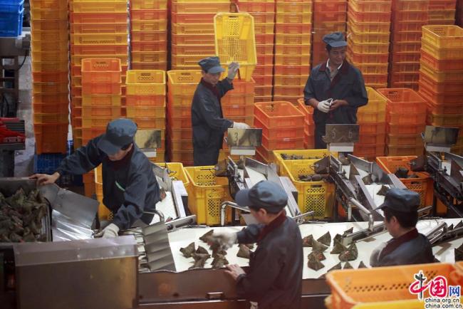 Zhejiang : préparation en quantité massive de zongzi avant la Fête des bateaux-dragons