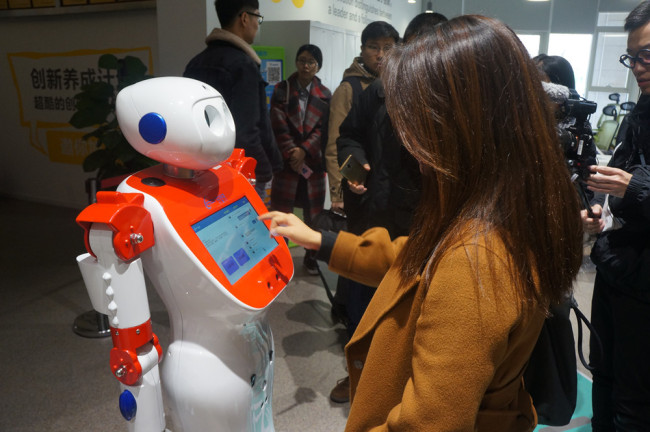 Les robots guides apportent une expérience plus pratique aux visiteurs d’expositions