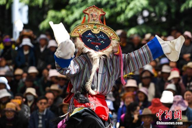 Un spectacle d’opéra tibétain au pied du Palais du Potala