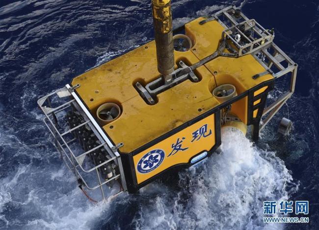 Le navire de recherche chinois Kexue recueille des aplysies dans l'océan Pacifique