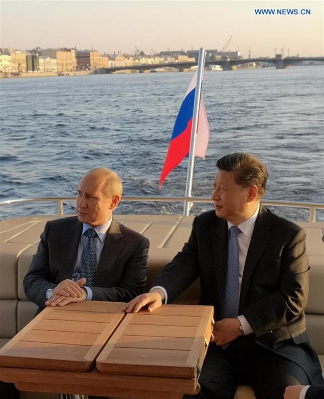 Xi Jinping et Vladimir Poutine se rencontrent à Saint-Pétersbourg