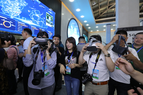 Les journalistes étrangers expérimentent le voyage en VR dans la salle d’exposition du tourisme intelligent de Yichun