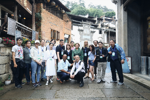 Photo de groupe de journalistes étrangers à Huangling de Wuyuan