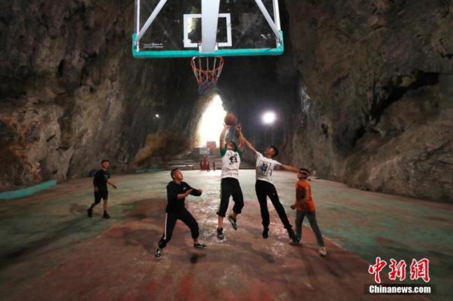 Guizhou : un terrain de basket construit à l'intérieur d’une grotte karstique
