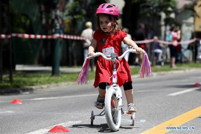 Des enfants participent à une course cycliste à Sarajevo, en Bosnie-Herzégovine, le 9 juin 2019. (Xinhua/Nedim Grabovica)