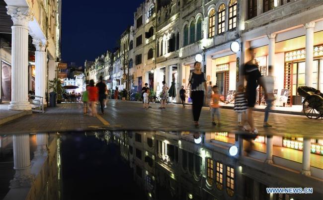 Des touristes visitent la rue Qilou à Haikou, capitale de la province de Hainan (sud de la Chine), le 8 juin 2019. (Xinhua/Yang Guanyu)