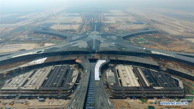 Photo aérienne prise le 28 avril 2018, montrant la fermeture du viaduc situé en face de l'aéroport international de Beijing Daxing à Beijing.