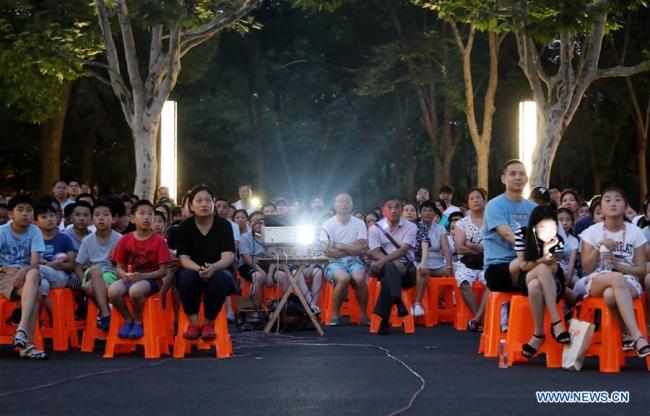  Des spectateurs regardent un film lors d'une soirée cinéma en plein air dans le parc sportif Minhang, à Shanghai, dans l'est de la Chine, le 7 juillet 2019. Les autorités de Shanghai ont organisé plus de 200 séances de cinéma en plein air en guise de divertissement estival pour le public, de juillet à septembre. (Photo : Fang Zhe)