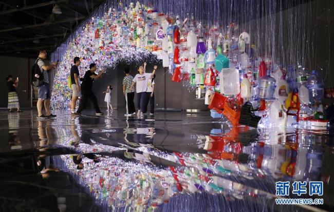 Une installation artistique en plastique recyclé exposée à Shanghai