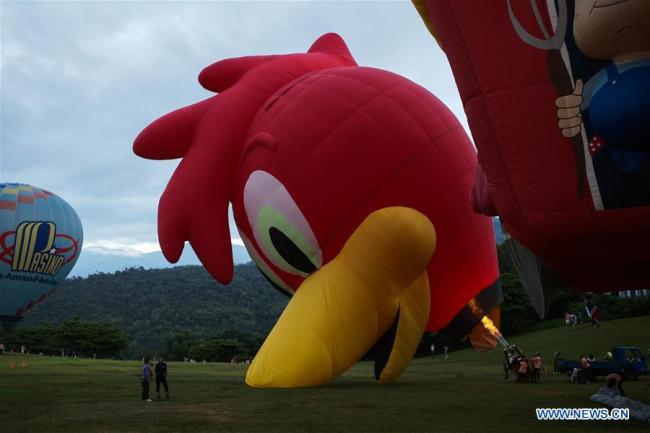 Gonflage d'une montgolfière durant un festival de montgolfières dans le district de Taitung, à Taiwan, dans le sud-est de la Chine, le 25 juillet 2019. Ce festival de montgolfières d'une durée de 45 jours a débuté le 29 juin. (Photo : Wu Lu)