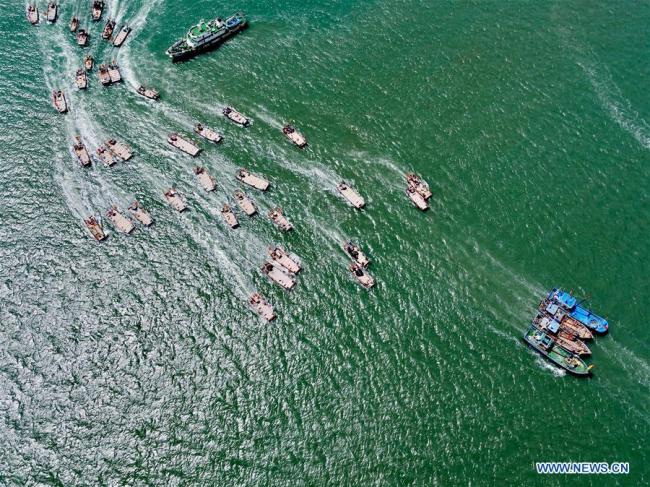Photo aérienne prise le 3 août 2019 de bateaux de pêche naviguant au large du bourg de Shapu à Fuqing, dans la province chinoise du Fujian (sud-est). Le premier Festival de la pêche de Fuqing a commencé samedi. (Photo : Jiang Kehong)