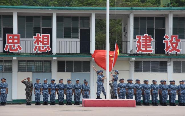 Des étudiants assistent à la cérémonie de remise des diplômes du 9e Camp militaire de l’éducation supérieure de Hong Kong à la caserne San Wai de la garnison de Hong Kong de l’Armée populaire de libération chinoise (APL) à Fanling, à Hong Kong, le 11 août 2019. (Photo Wilson Chen / China Daily)