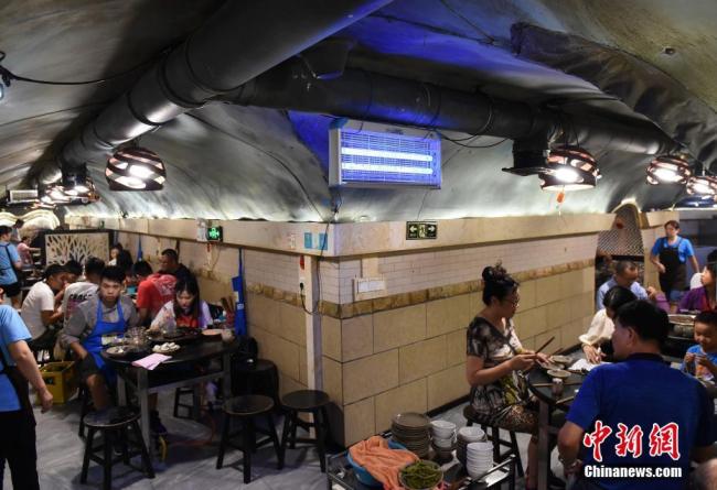 Chongqing : venez découvrir la fondue sichuanaise dans un abri anti-aérien abandonné